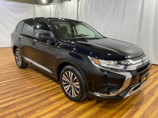 Photo 2 of 49 of 2020 Mitsubishi Outlander ES