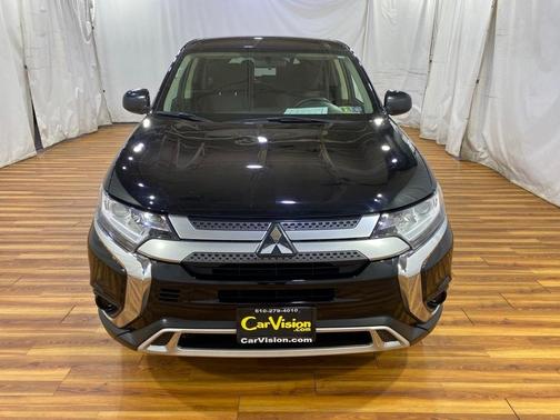 Photo 3 of 49 of 2020 Mitsubishi Outlander ES