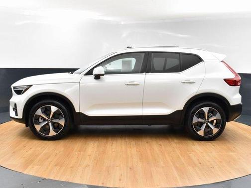 2024 Volvo XC40 B5 Plus Bright Theme