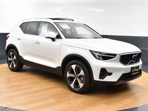 2024 Volvo XC40 B5 Plus Bright Theme
