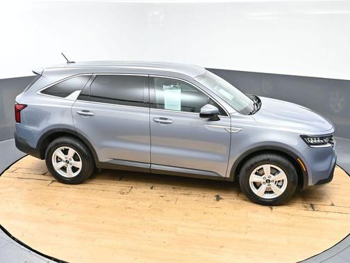 Everlasting Silver 2023 Kia Sorento LX