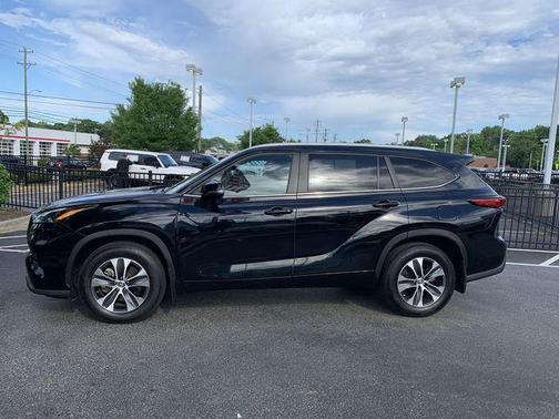 Midnight Black Metallic 2023 Toyota Highlander XLE