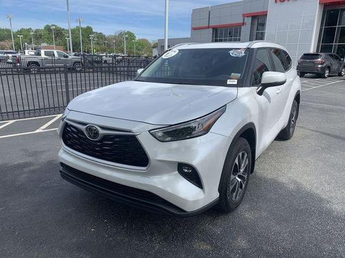 Wind Chill Pearl 2026 Toyota Highlander XLE