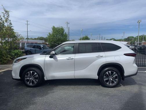 Wind Chill Pearl 2026 Toyota Highlander XLE