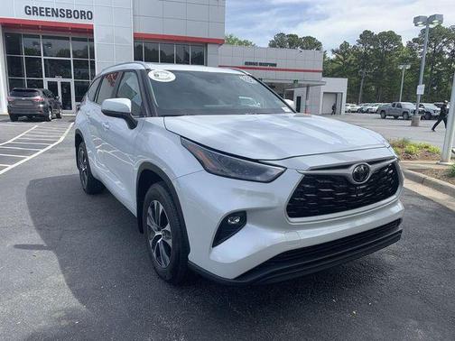 Wind Chill Pearl 2026 Toyota Highlander XLE