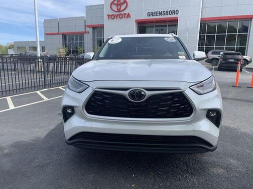 Wind Chill Pearl 2026 Toyota Highlander XLE