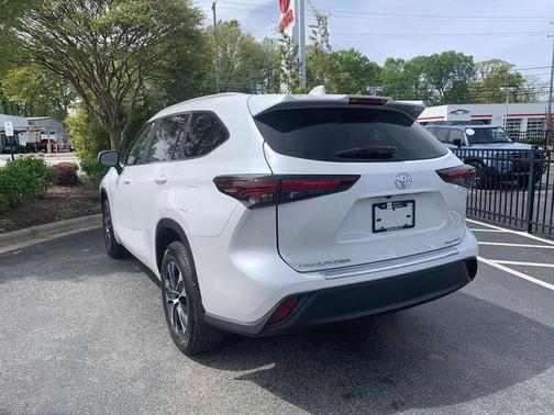 Wind Chill Pearl 2026 Toyota Highlander XLE