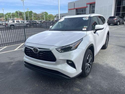 Wind Chill Pearl 2026 Toyota Highlander XLE