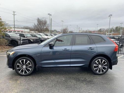 2023 Volvo XC60 B5 Plus Dark Theme