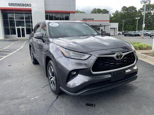 Magnetic Gray Metallic 2024 Toyota Highlander XLE