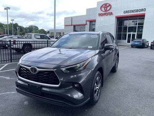 Magnetic Gray Metallic 2024 Toyota Highlander XLE