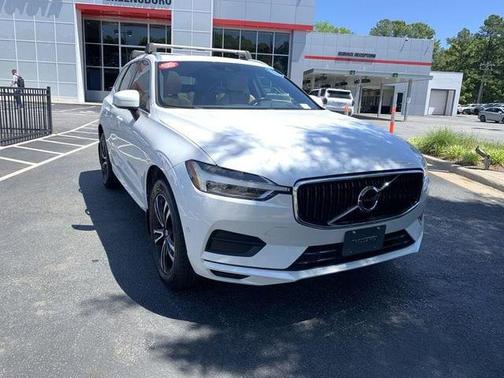 Crystal White Metallic 2018 Volvo XC60 T6 Momentum