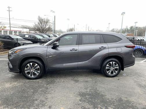 Magnetic Gray Metallic 2024 Toyota Highlander XLE
