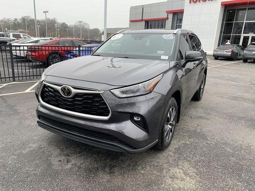 Magnetic Gray Metallic 2024 Toyota Highlander XLE