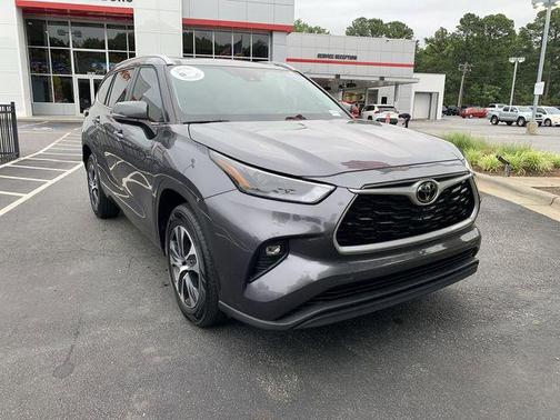 Magnetic Gray Metallic 2023 Toyota Highlander XLE