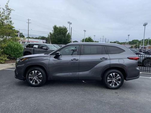 Magnetic Gray Metallic 2023 Toyota Highlander XLE
