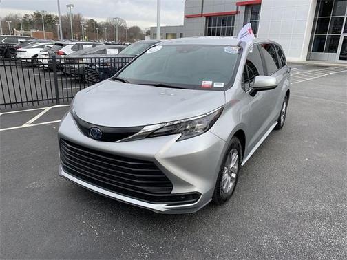 2024 Toyota Sienna LE