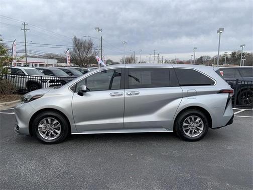 2024 Toyota Sienna LE