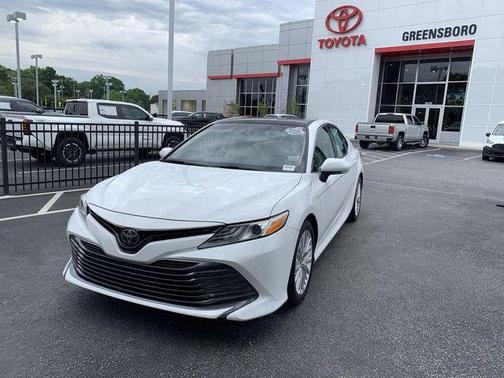Super White 2018 Toyota Camry XLE