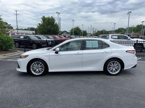 Super White 2018 Toyota Camry XLE