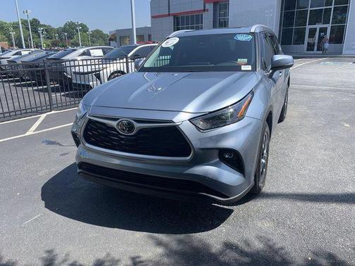 Gray 2022 Toyota Highlander XLE