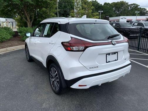 Aspen White Tricoat 2021 Nissan Kicks SV