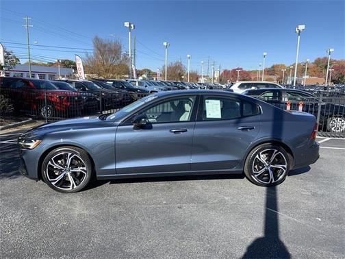 2024 Volvo S60 B5 Plus Dark Theme