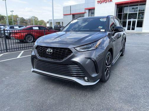 Magnetic Gray Metallic 2022 Toyota Highlander XSE