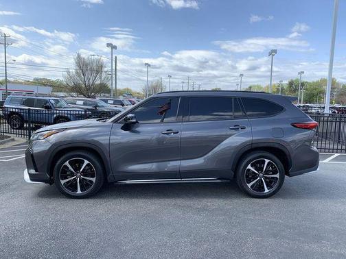 Magnetic Gray Metallic 2022 Toyota Highlander XSE