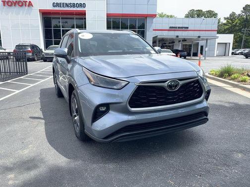 Moon Dust 2022 Toyota Highlander XLE