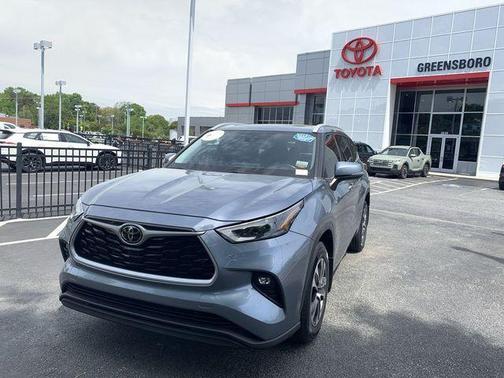 Moon Dust 2022 Toyota Highlander XLE