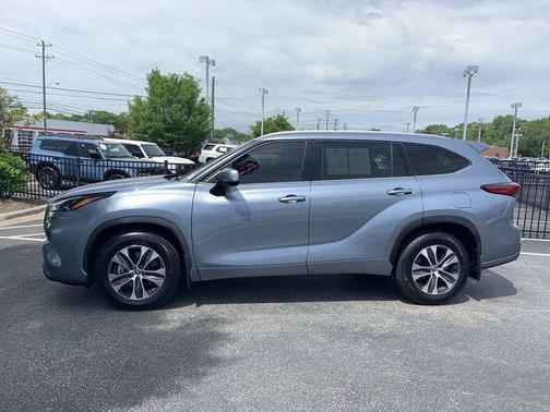 Moon Dust 2022 Toyota Highlander XLE