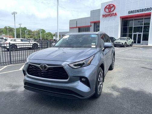 Moon Dust 2022 Toyota Highlander XLE