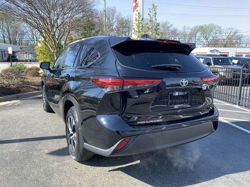 Midnight Black Metallic 2023 Toyota Highlander XLE