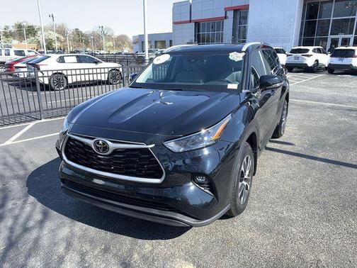 Midnight Black Metallic 2023 Toyota Highlander XLE