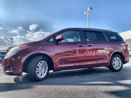 Salsa Red Pearl 2017 Toyota Sienna XLE