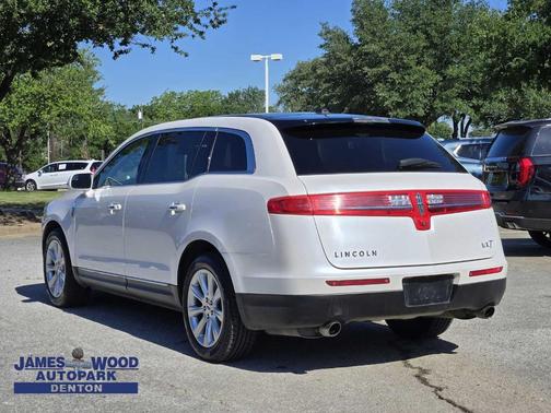 2017 Lincoln MKT Base