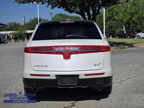 2017 Lincoln MKT Base