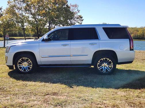 2017 Cadillac Escalade Standard