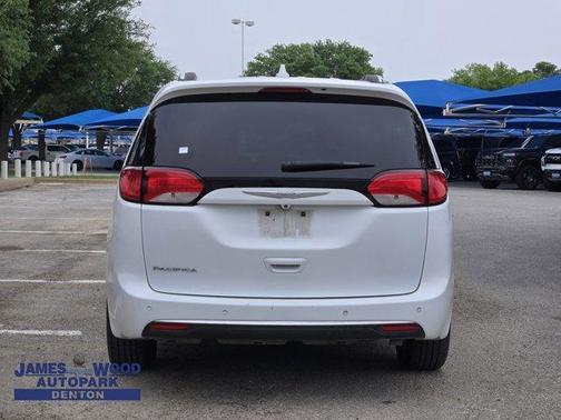 2017 Chrysler Pacifica Touring-L Plus
