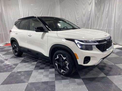 Clear White/Black Roof 2026 Kia Seltos S