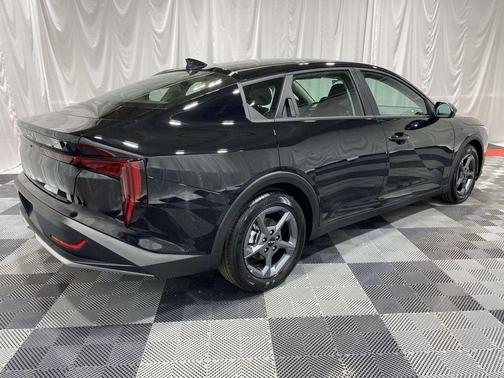 Aurora Black Pearl 2026 Kia K4 LXS