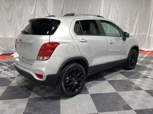 Silver Ice Metallic 2022 Chevrolet Trax LT