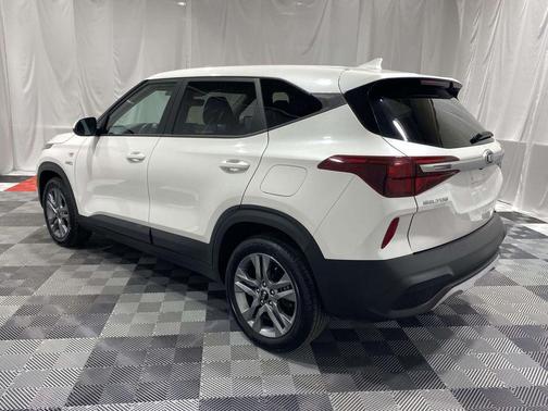 Snow White Pearl 2021 Kia Seltos LX