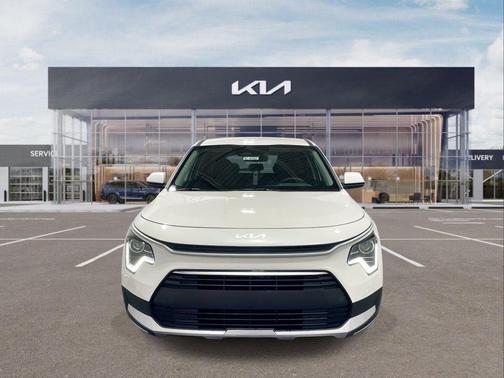 Snow White Pearl 2026 Kia Niro LX