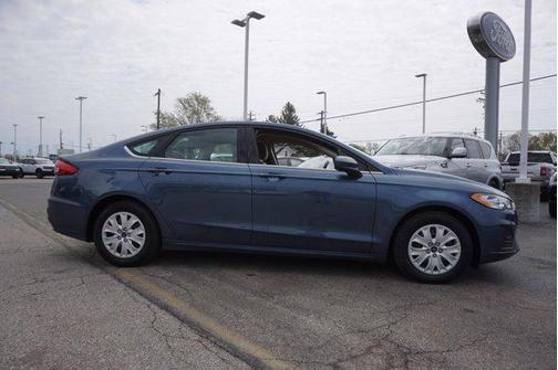 Photo 5 of 26 of 2019 Ford Fusion S