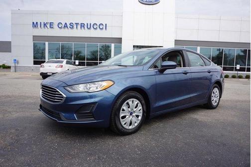 Photo 2 of 26 of 2019 Ford Fusion S