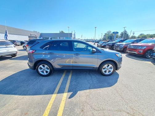 2022 Ford Edge SE