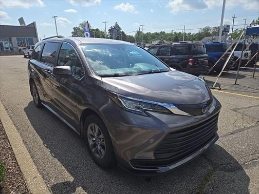 2023 Toyota Sienna LE
