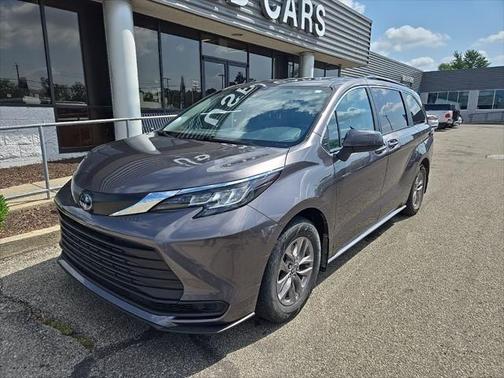 2023 Toyota Sienna LE